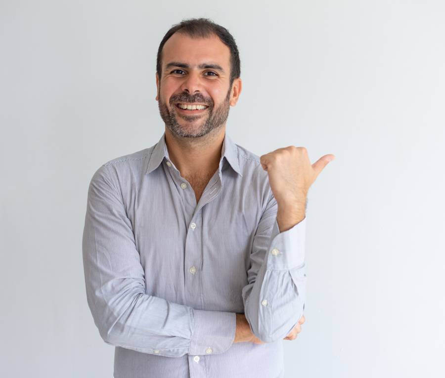 Consultor sorridente da Iniciativa Atlas