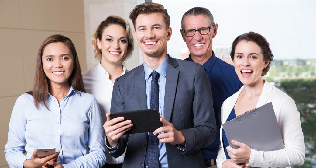 Equipe reunida, sorrindo, em ambiente de trabalho